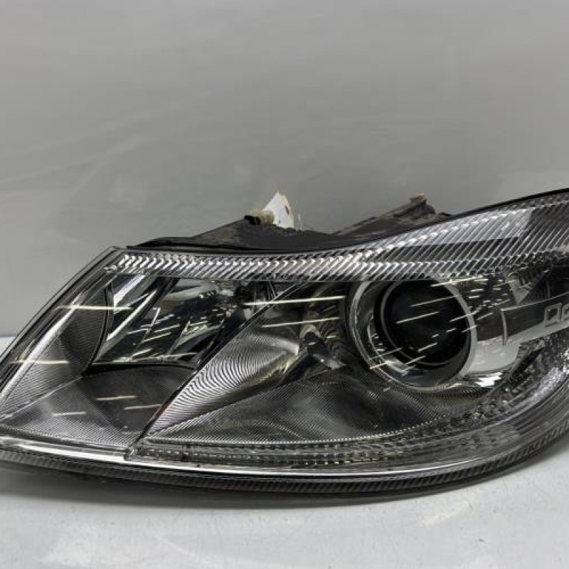 Optique avant principal gauche (feux)(phare) SKODA OCTAVIA 2 Photo n°1