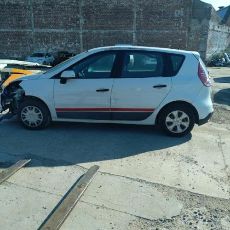 Pare boue avant droit RENAULT SCENIC 3 Photo n°8