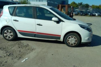 Pare boue avant droit RENAULT SCENIC 3