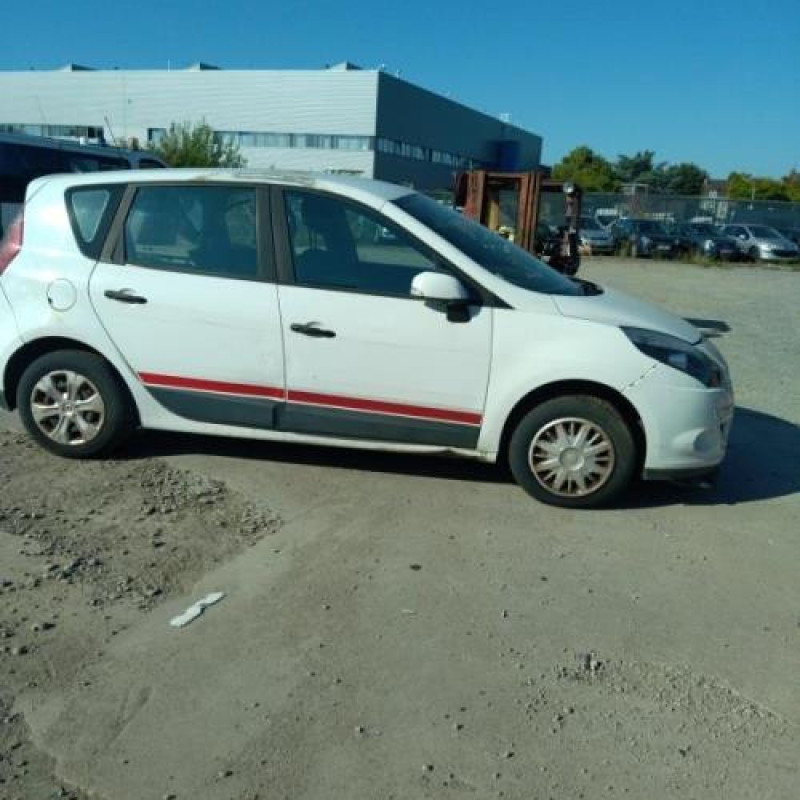 Pare boue avant droit RENAULT SCENIC 3 Photo n°13