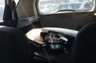 Pare boue avant droit RENAULT SCENIC 3