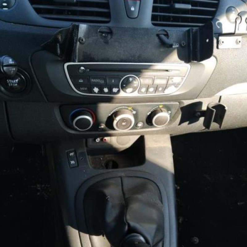 Pare boue avant droit RENAULT SCENIC 3 Photo n°15