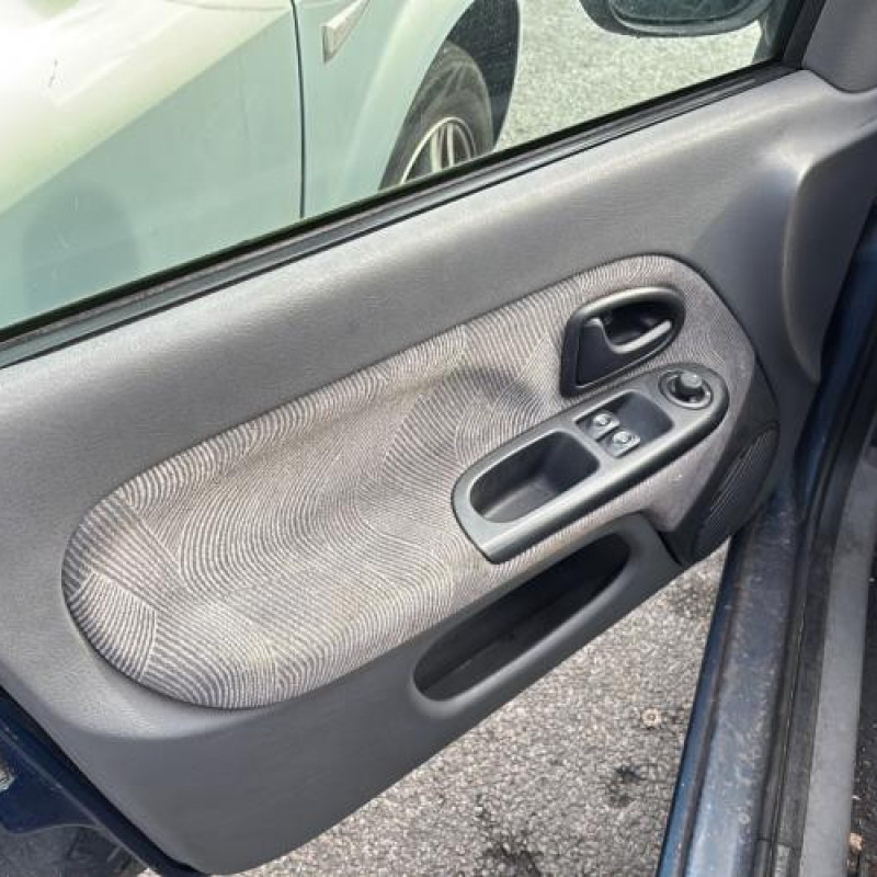 Calandre RENAULT CLIO 2 Photo n°12