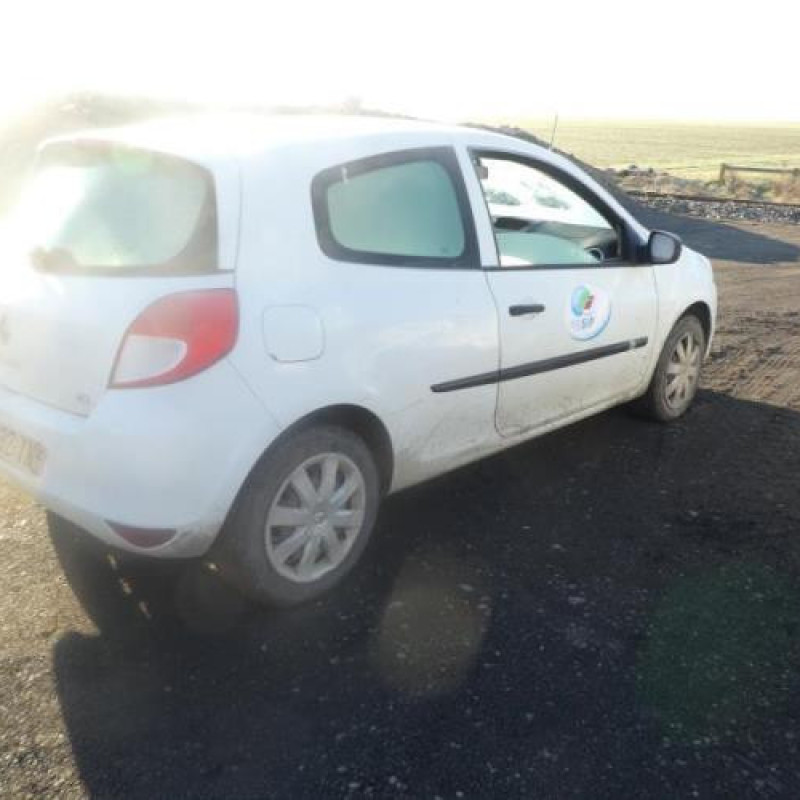 Pare boue avant droit RENAULT CLIO 3 Photo n°8