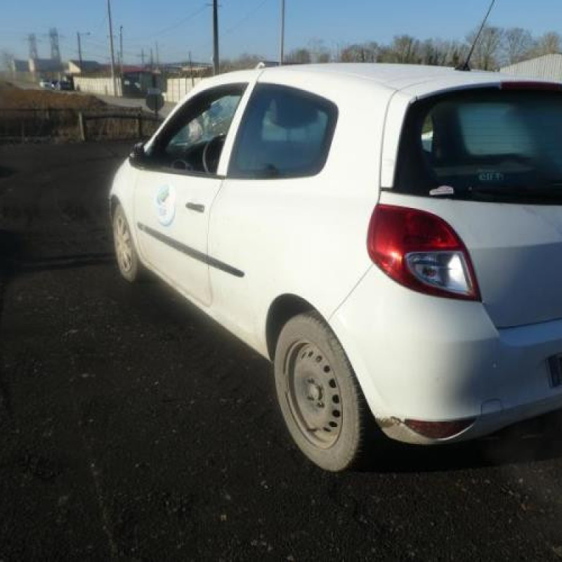 Pare boue avant droit RENAULT CLIO 3 Photo n°9