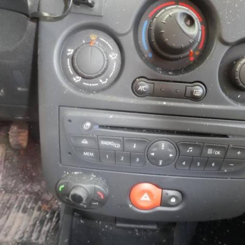 Pare boue avant droit RENAULT CLIO 3 Photo n°13