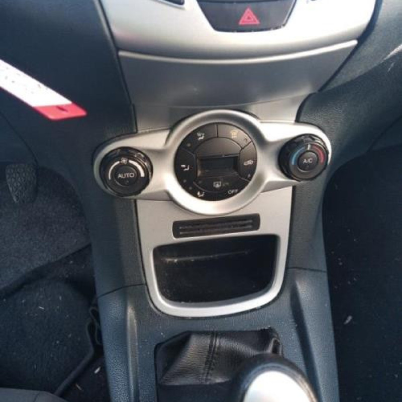 Pare boue avant gauche FORD FIESTA 6 Photo n°9