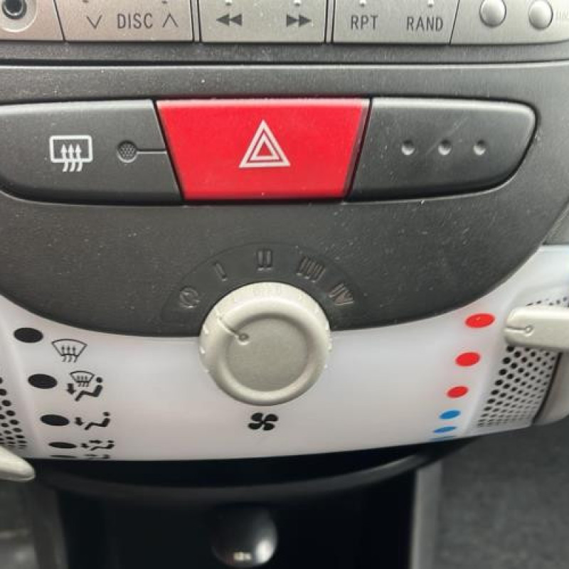 Pare boue avant droit PEUGEOT 107 Photo n°8