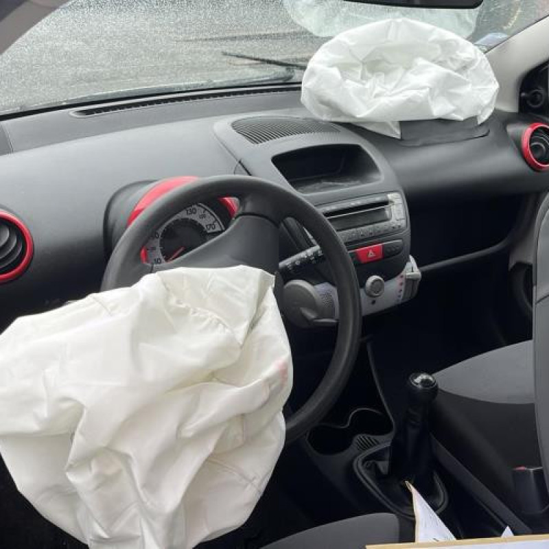 Pare boue avant droit PEUGEOT 107 Photo n°15