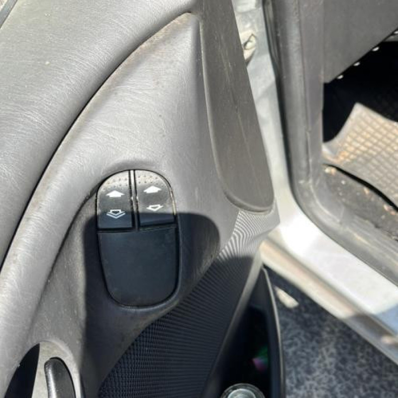 Pare boue avant droit FORD FOCUS 1 Photo n°8