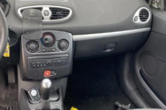 Pare boue avant droit RENAULT CLIO 3