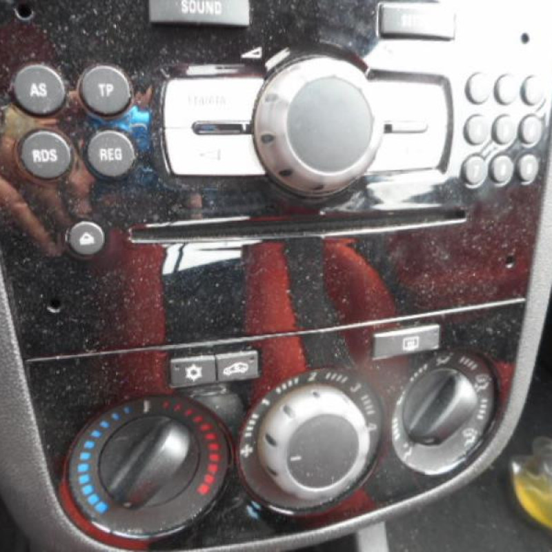 Pare boue avant gauche OPEL CORSA D Photo n°8