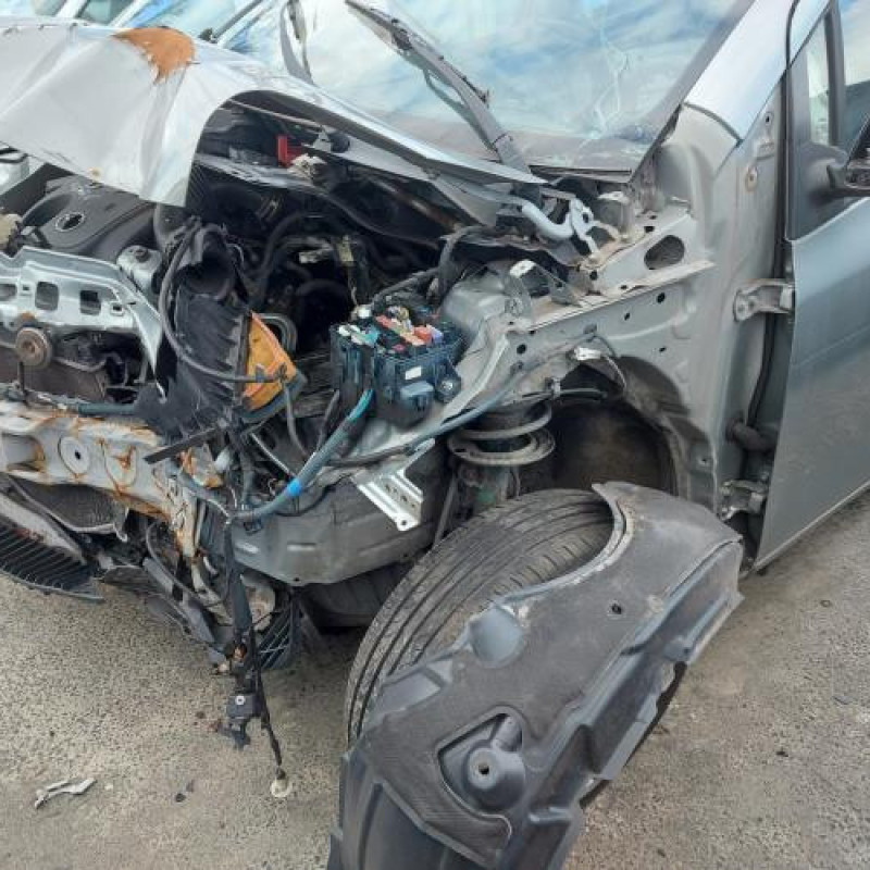 Pare boue avant gauche TOYOTA YARIS 2 Photo n°5