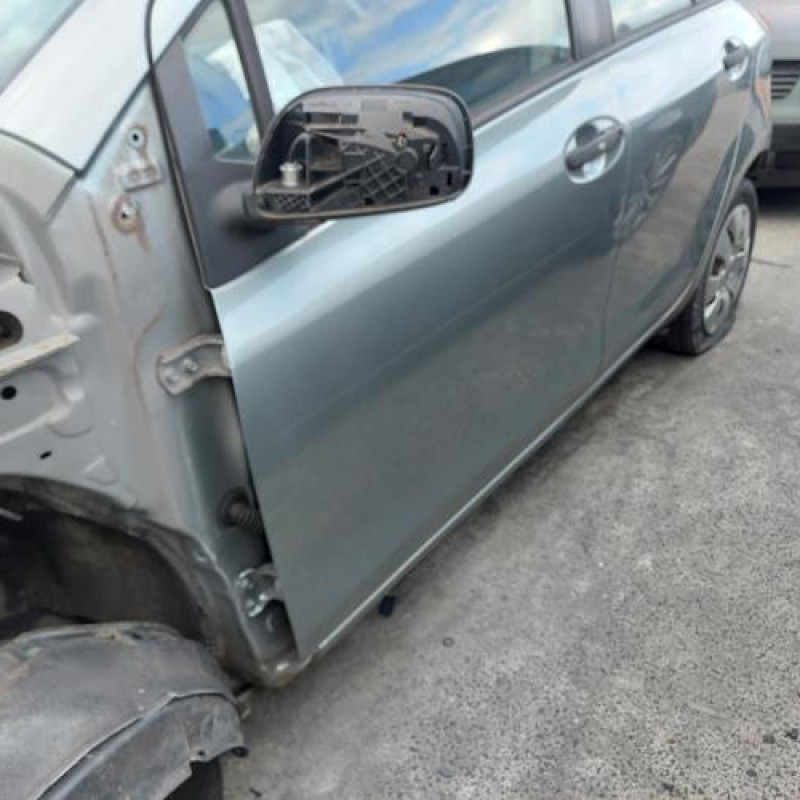 Pare boue avant gauche TOYOTA YARIS 2 Photo n°6