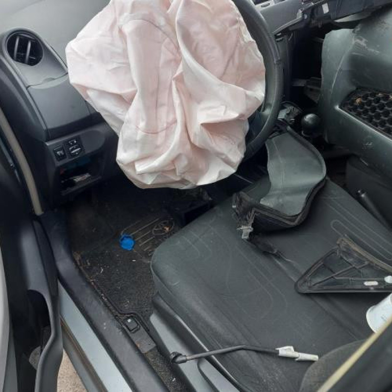 Pare boue avant gauche TOYOTA YARIS 2 Photo n°7