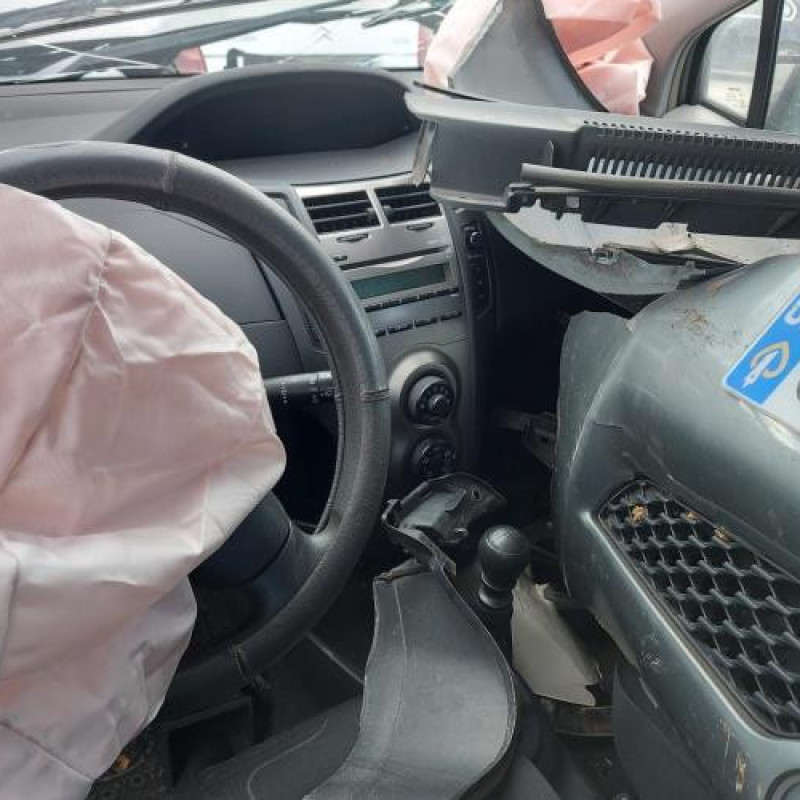 Pare boue avant gauche TOYOTA YARIS 2 Photo n°8