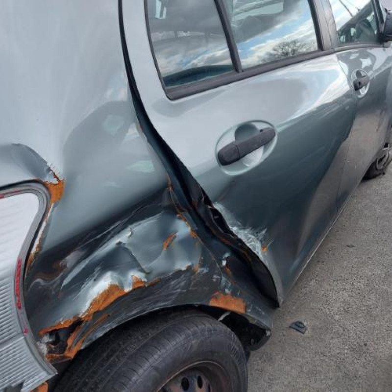 Pare boue avant gauche TOYOTA YARIS 2 Photo n°11