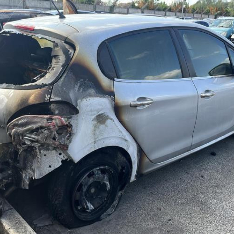 Pare boue avant gauche PEUGEOT 208 1 Photo n°5