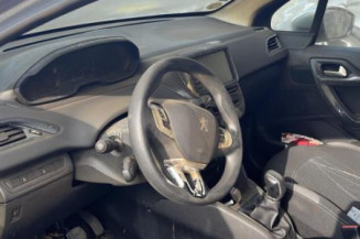 Pare boue avant gauche PEUGEOT 208 1