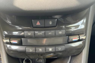 Pare boue avant gauche PEUGEOT 208 1