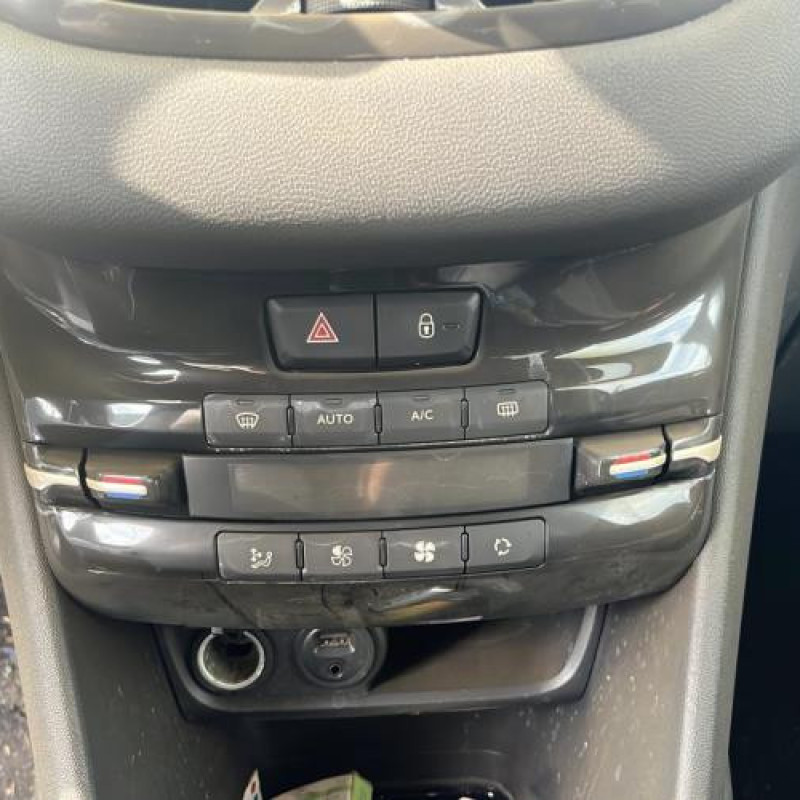 Pare boue avant gauche PEUGEOT 208 1 Photo n°9