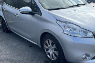 Pare boue avant gauche PEUGEOT 208 1