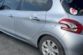 Pare boue avant gauche PEUGEOT 208 1