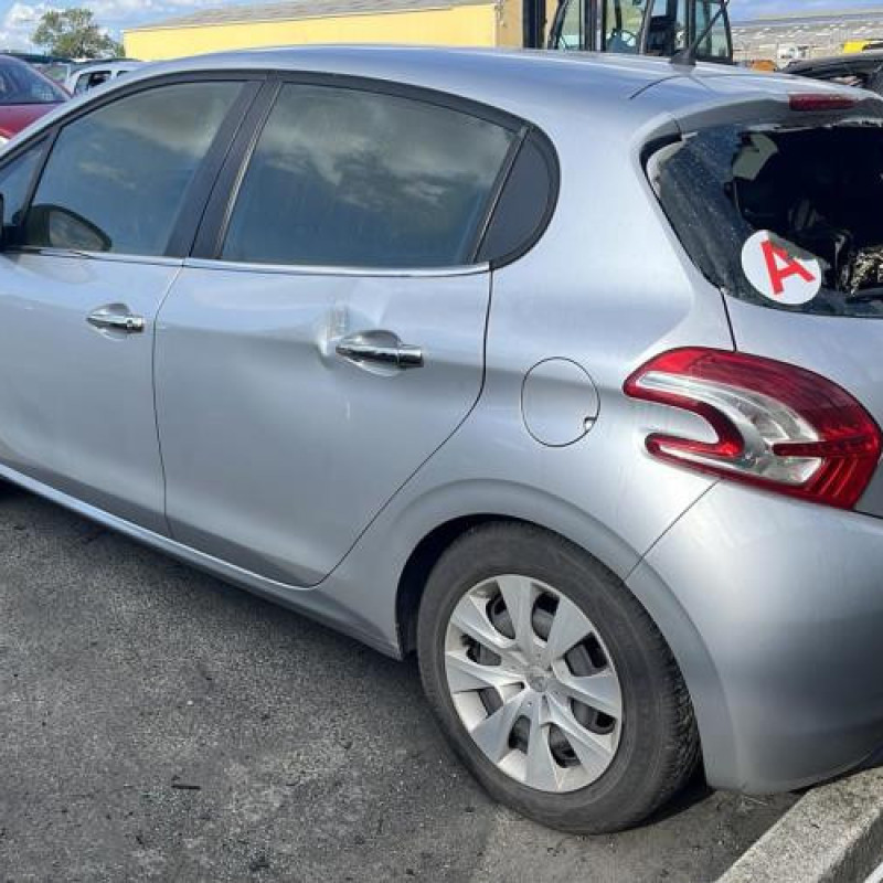 Pare boue avant gauche PEUGEOT 208 1 Photo n°13