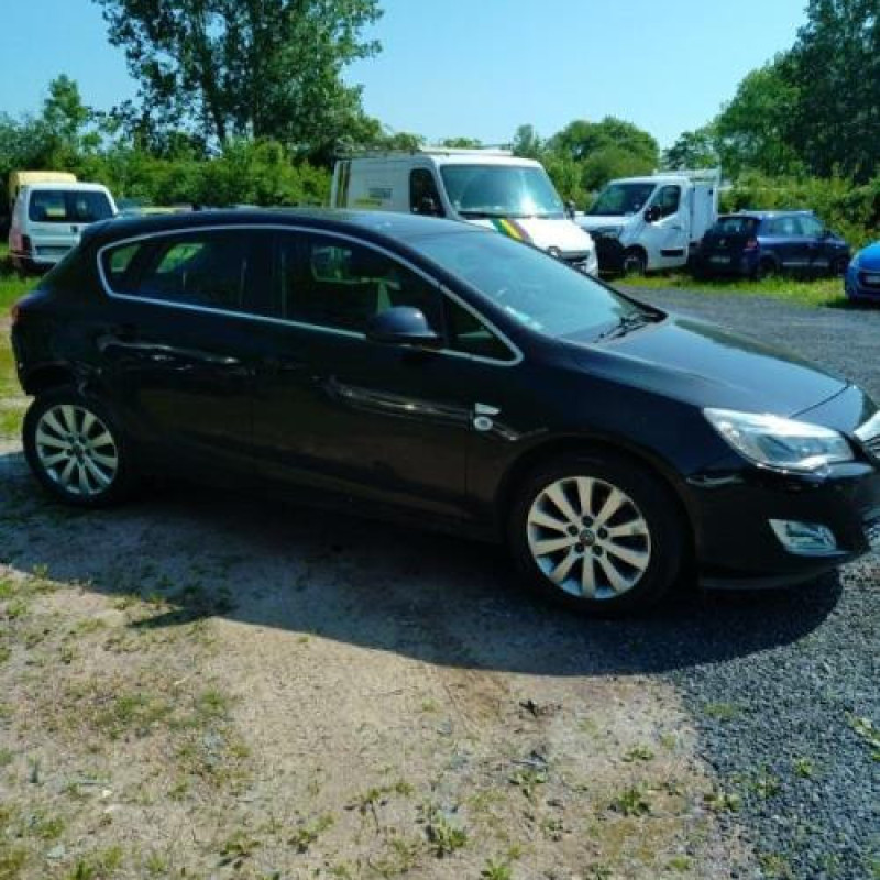 Pare boue avant gauche OPEL ASTRA J Photo n°10