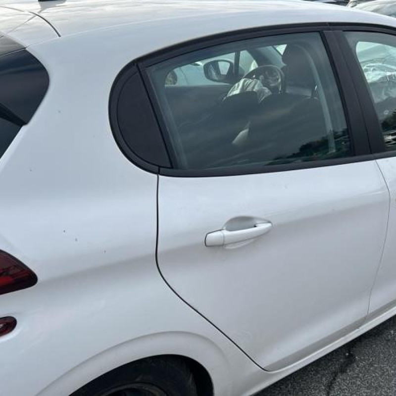 Pare boue avant gauche PEUGEOT 208 1 Photo n°9