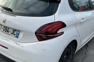 Pare boue avant gauche PEUGEOT 208 1