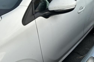Pare boue avant gauche PEUGEOT 208 1
