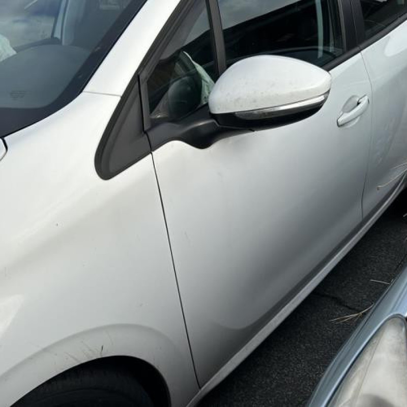 Pare boue avant gauche PEUGEOT 208 1 Photo n°11
