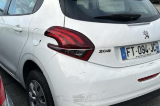 Pare boue avant gauche PEUGEOT 208 1