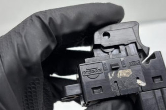 Interrupteur de leve vitre avant droit NISSAN QASHQAI 1