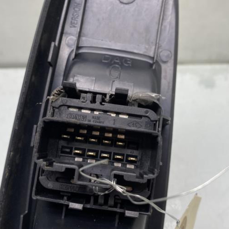 Interrupteur de leve vitre avant gauche RENAULT CLIO 2 Photo n°3