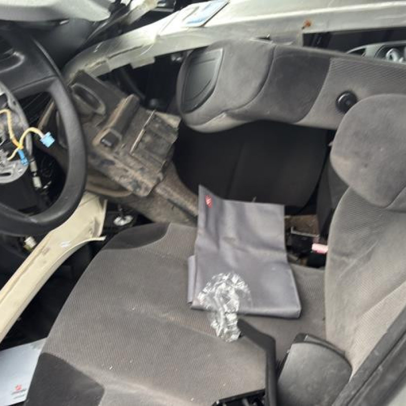 Attache ceinture avant gauche CITROEN C4 1 Photo n°17