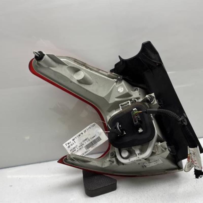 Feu arriere principal droit (feux) PEUGEOT 2008 1 Photo n°4