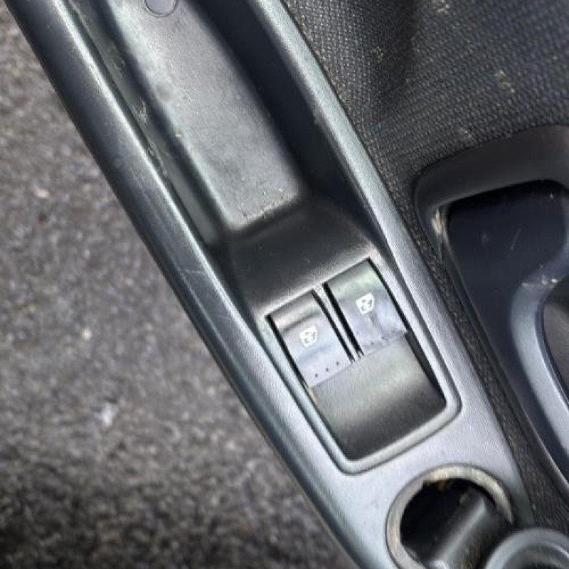 Leve vitre electrique avant gauche RENAULT CLIO 2 Photo n°17