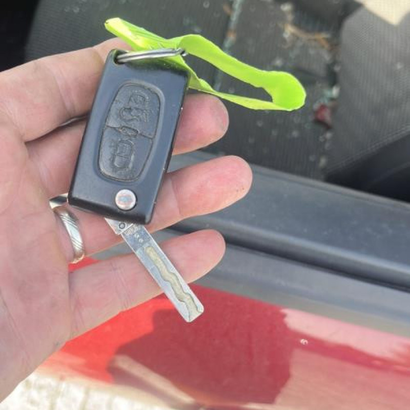 Attache ceinture avant gauche PEUGEOT 207 Photo n°6