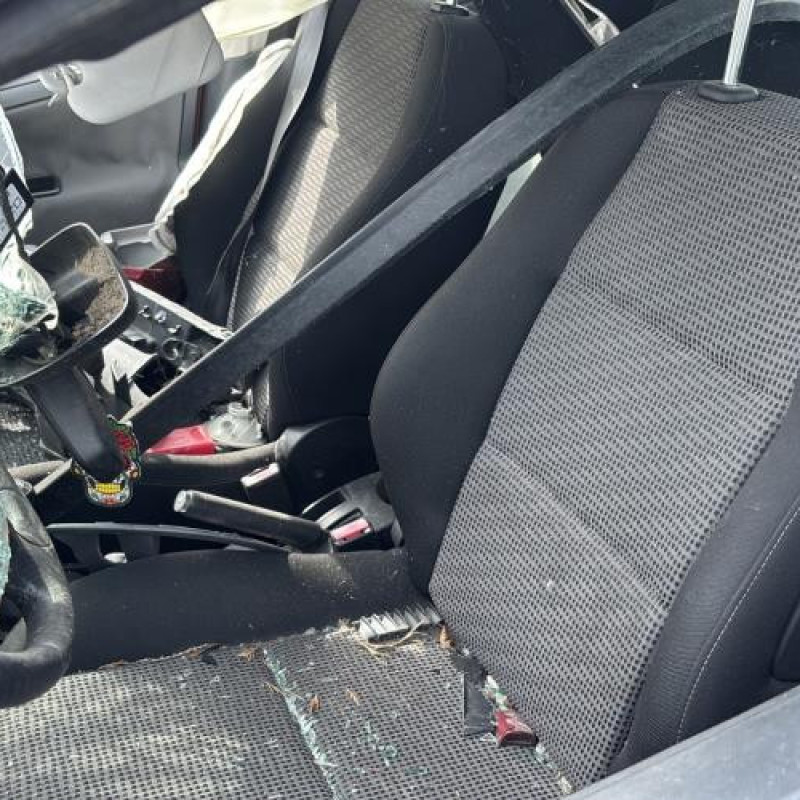 Attache ceinture avant gauche PEUGEOT 207 Photo n°15