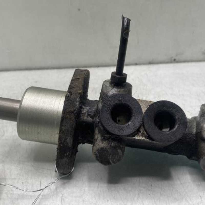 Maitre cylindre (freinage) RENAULT CLIO 2 Photo n°2