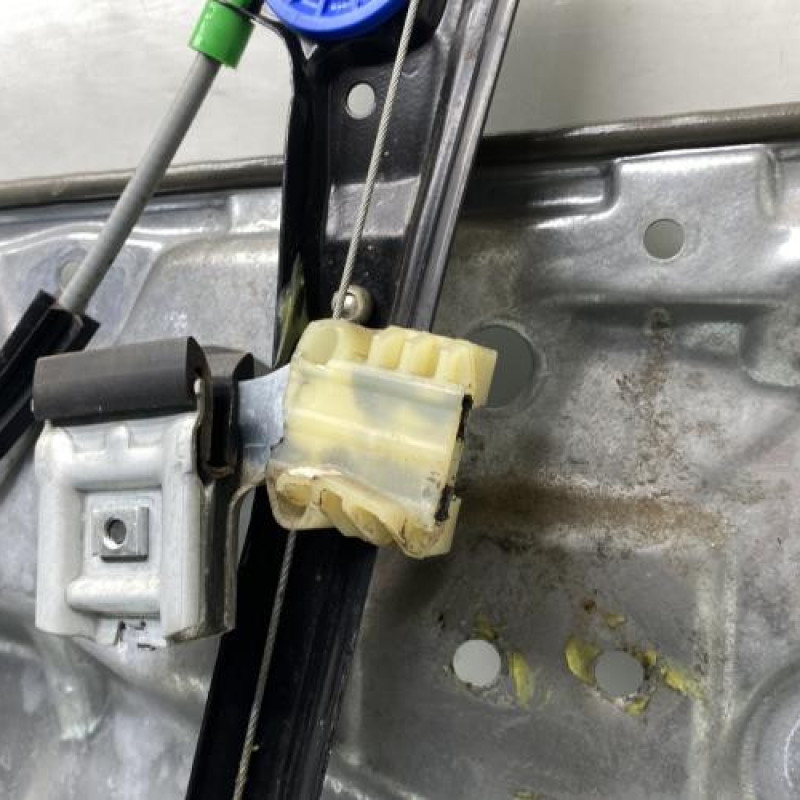 Leve vitre electrique avant gauche VOLKSWAGEN POLO 4 Photo n°4