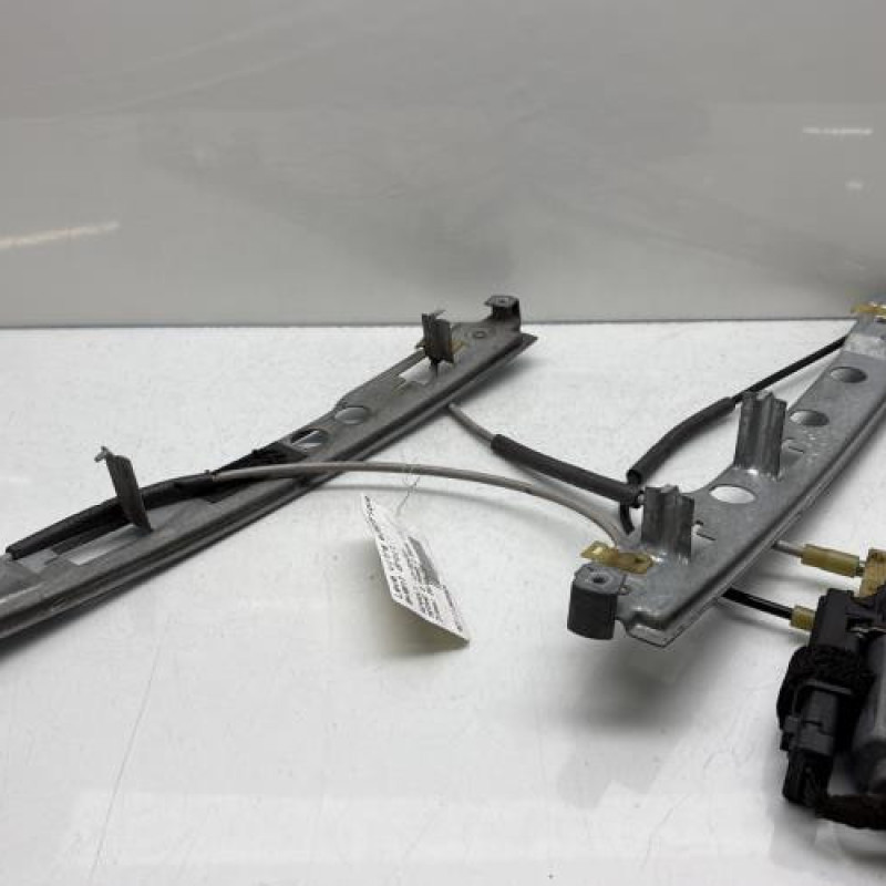 Leve vitre electrique avant droit RENAULT MEGANE 2 Photo n°1