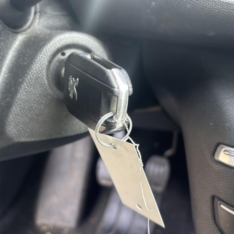 Attache ceinture arriere gauche PEUGEOT 308 2 Photo n°19