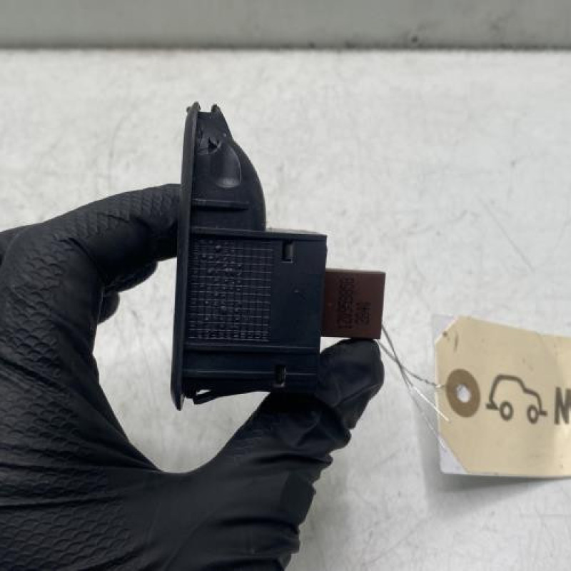 Interrupteur de leve vitre avant gauche SKODA FABIA 2 Photo n°2