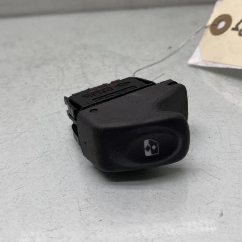 Interrupteur de leve vitre avant droit RENAULT CLIO 2 Photo n°1