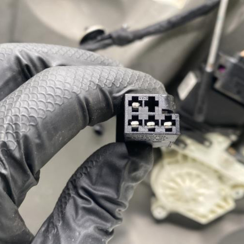 Leve vitre electrique arriere gauche VOLKSWAGEN GOLF 4 Photo n°2