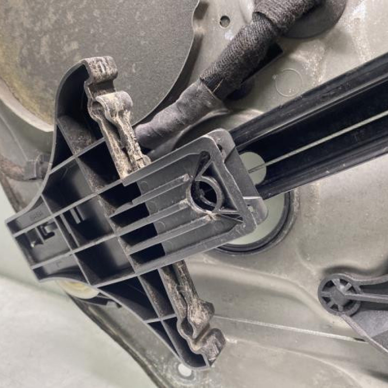 Leve vitre electrique arriere gauche VOLKSWAGEN GOLF 4 Photo n°8