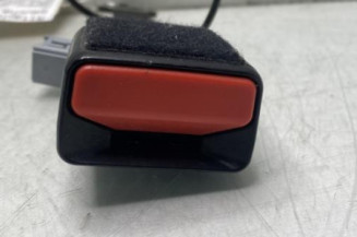 Attache ceinture avant gauche PEUGEOT 208 1